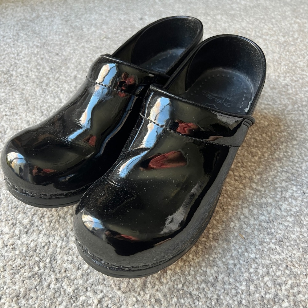 Dansko Professional Black Patent Leather Clogs Womens 38 7.5 AS IS REPAIR FLAW